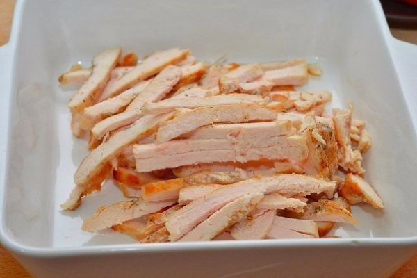 Салат из курицы.Ингредиенты:Куриная грудка 2 шт;Помидор 2 шт;Черные оливки (б/к) 80 г;Сельдерей 3 ... - 2