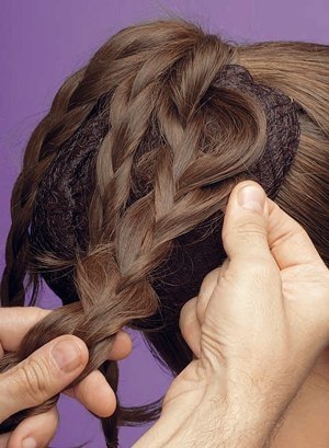 ПРИЧЕСКА ДЛЯ ДЛИННЫХ ВОЛОС.Лучше всего такая укладка смотрится на длинных волосах. Очень понравится ... - 7
