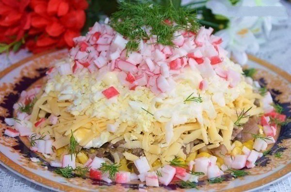 Салат с крабовыми палочками и грибами.Ингредиенты:крабовые палочки 150-200 гяйца вареные 4 штгрибы ...