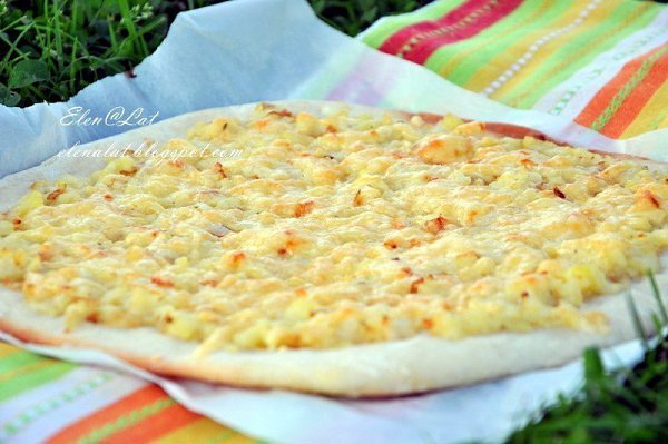 Шаньга с картошкой, сыром и жареным луком.Ингредиенты:Для теста:250 гр муки;15 гр свежих дрожжей;1 ... - 5
