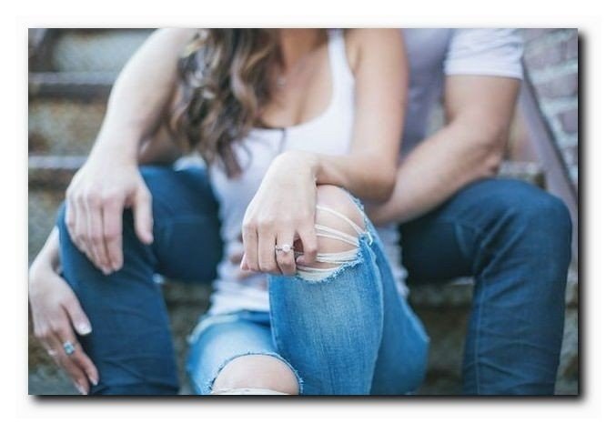 Две руки на столе. Рука кладет. Красивые женские руки до локтя. Брать за руку. Положил свою руку на мою.