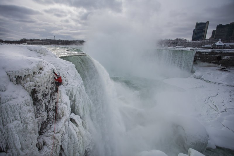 Incredible Ice Climb Up Niagara Falls ...