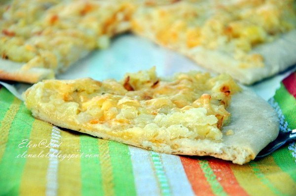 Шаньга с картошкой, сыром и жареным луком.Ингредиенты:Для теста:250 гр муки;15 гр свежих дрожжей;1 ... - 6