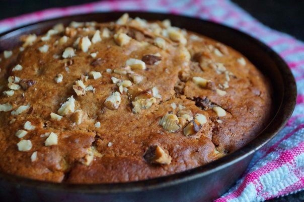 Мягкий кекс с бананом, грецким орехом и изюмом.Балуем себя в первой половине дня!Ингредиенты:• 1 ...
