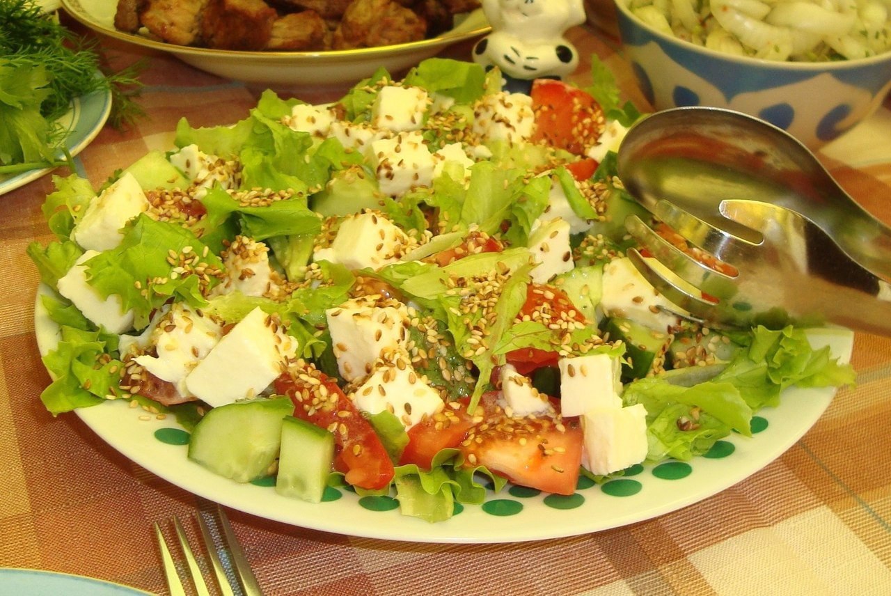 Овощной салат с моцареллой, кунжутом и пикатной заправкой.на 100грамм - 132.36 ккал, Б/Ж/У - ...