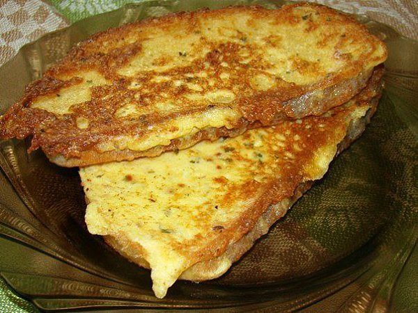 Гренки сырные.Ингредиенты:- батон вчерашний- 50 гр сыра твердого- 3 яйца- 3 столовые ложки сметаны- ...