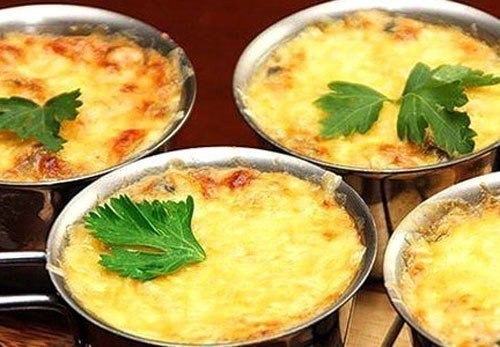 Жюльен с курицей и грибами.Ингредиенты:250 г отварного куриного филе300 г грибов1 головка репчатого ...