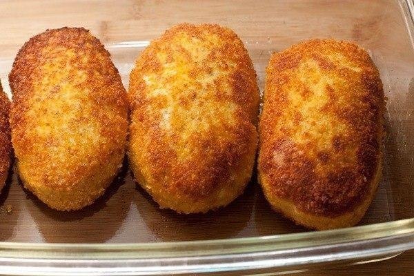 Куриные зразы с грибами. Ингредиенты: 100г лука 60мл растительного масла 250г опят, шампиньонов или ...