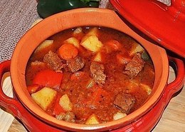Ингредиенты: 700-800 гр. мякоти говядины порезать кубиками 4х4 см 3 больших луковицы 5 зубчиков ...