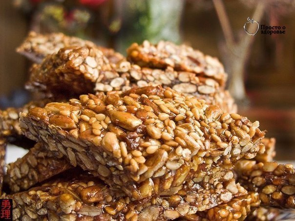Безумно вкусные и очень полезные козинаки с семечками и кунжутом.Ингредиенты:- 150 гр семечек ...
