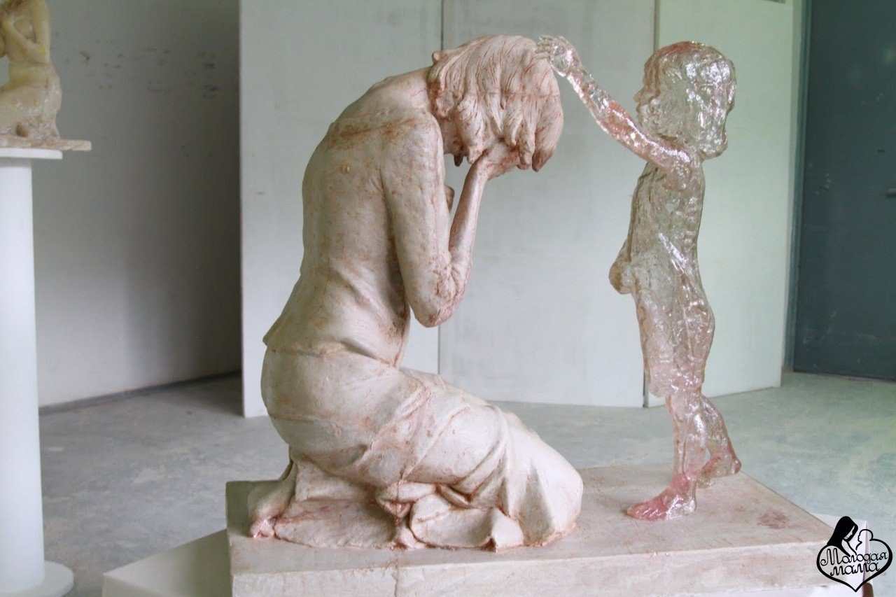 статуя младенца