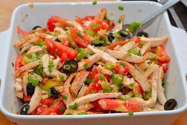 Салат из курицы.Ингредиенты:Куриная грудка 2 шт;Помидор 2 шт;Черные оливки (б/к) 80 г;Сельдерей 3 ... - 4