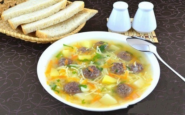Сытный суп с мясными фрикадельками. Ингредиенты: 500 г картофеля 300 г фарша (я использовала ...