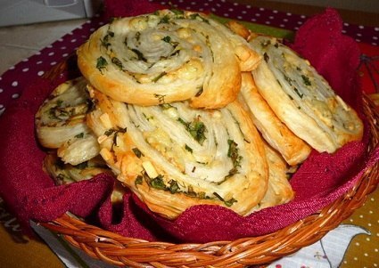 Простая выпечка с луком и яйцом.Ингредиенты:- 500 г слоеного теста- 3 яйца вареных- 70 г лука ...