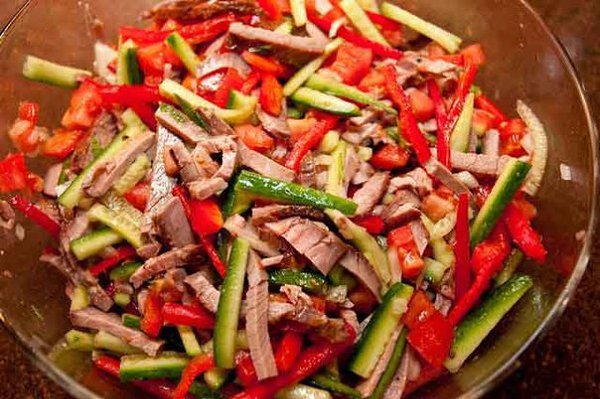 Салат с говядиной и овощами.Очень вкусный и лёгкий салат. Рецепт увидела в интернете. Количество ...