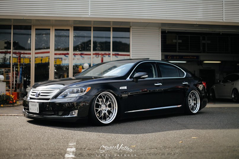 Lexus LS460L.