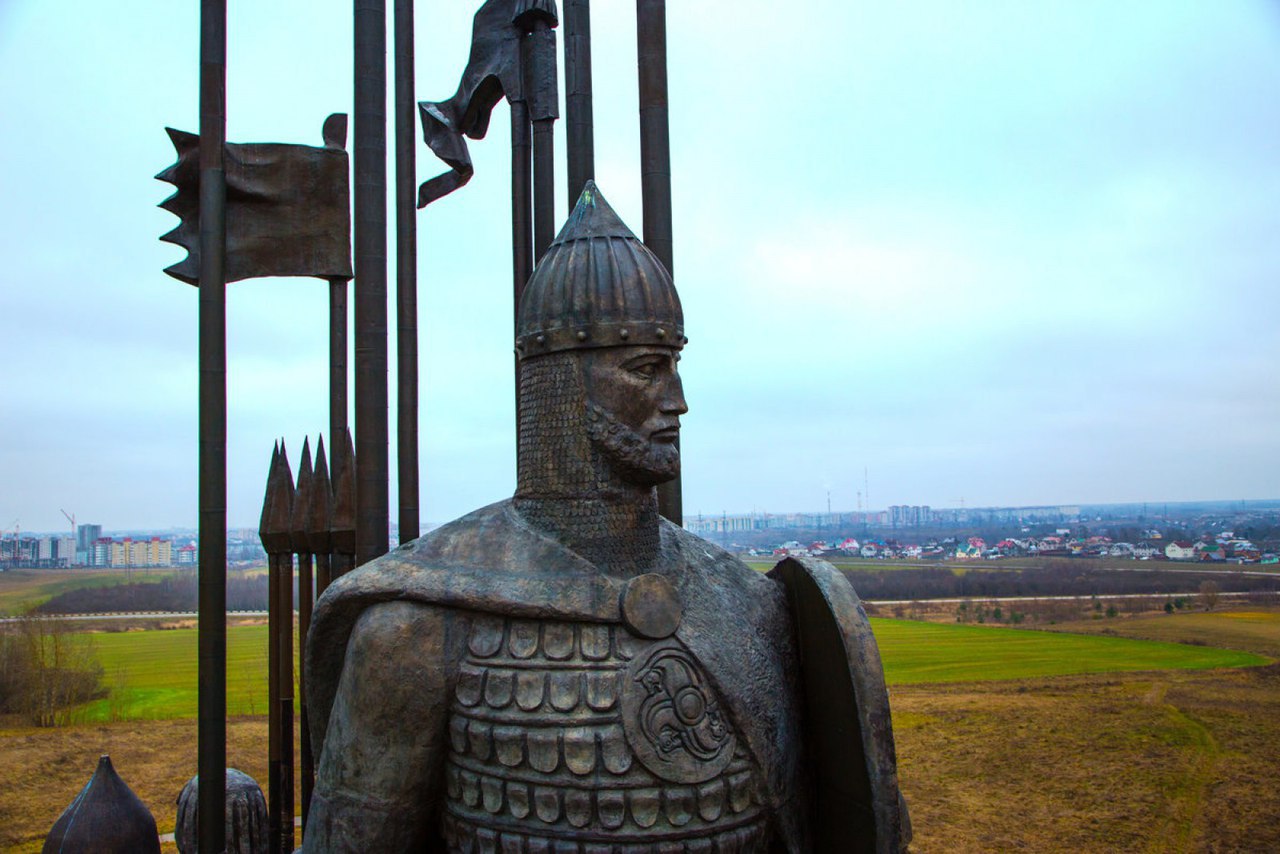 Памятник александру невскому. Александр Невский памятник в Пскове. Александр Невский монумент Псков. Князь Александр Невский памятник Псков. Памятник дружине Александра Невского в Пскове.