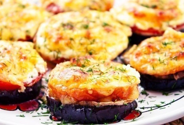 Баклажаны, запеченные с помидорами и грибами.Состав:500 г баклажанов250 г помидоров300 г грибов ...