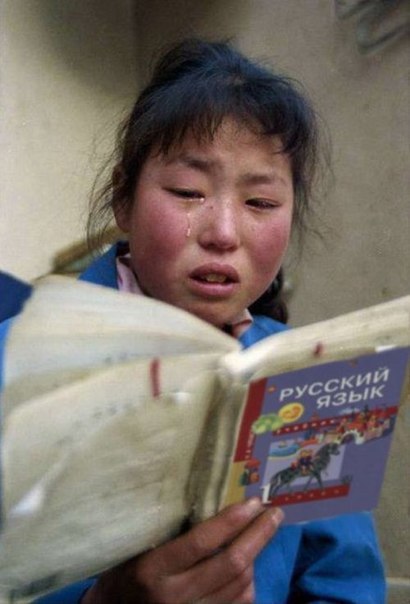 Этот сложный русский язык. Перед нами стол. На столе стакан и вилка. Что они делают? Стакан стоит, а ...