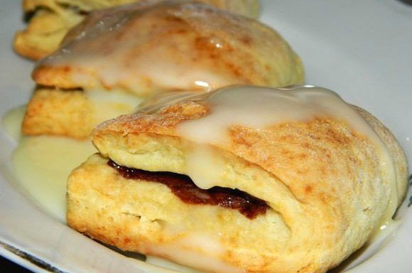 Вкуснейшие булочки с шоколадом.Ингредиенты:2 стакана муки1 ст. ложка сахараполовина чайной ложки ...