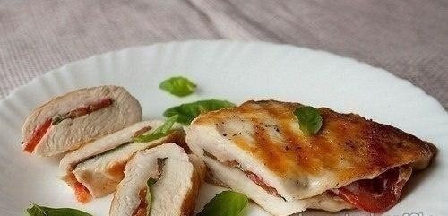 Куриные грудки с томатами и базиликом.На 100гр. продукта:Ккал: 107,7Белки: 16,6 гр.Углеводы: 1,2 ...