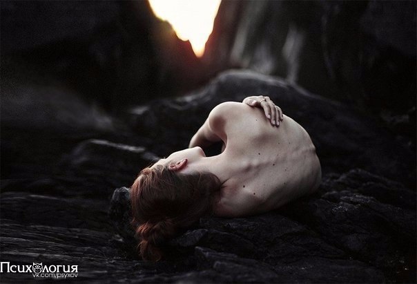 Приходит к отцу молодая девушка и говорит: - Отец, я устала, у меня такая тяжелая жизнь, такие ...