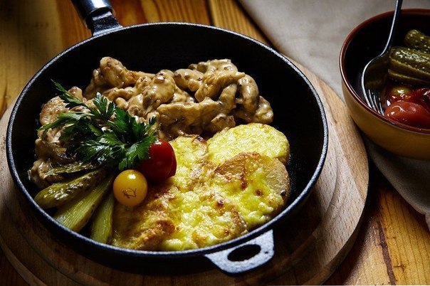 Фрикасе из курицы с картофелем.Фрикасе в переводе с французского означает «всякая всячина». Слово ...