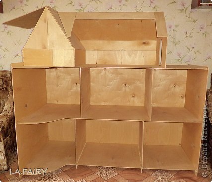 Папа сделал для дочки большой кукольный домик