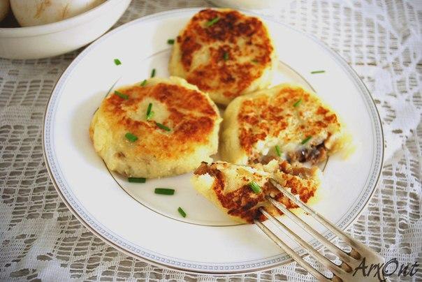 Картофельные зразы с грибами! Румяная корочка этих нежных картофельных котлет с грибной начинкой не ...