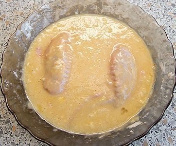 Крылышки в кляре.Ингредиенты:Куриные крылья - 6 шт.Мука - 50 гЯйца - 3 шт.Соль, перец - по ... - 4