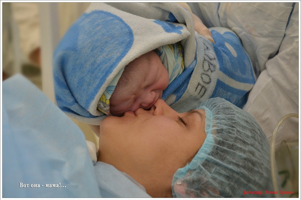 Рожать русских сыновей. Первая встреча мамы и малыша. Мама с новорожденным ребенком в роддоме.