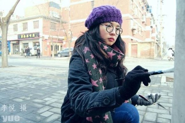 23-летняя студентка искусства, Ван Юэ, использует отверстия на стволах деревьев, как холст для её ...