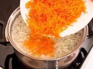 Сырный суп. Вам потребуется:500 г куриного филе400 г плавленого сыра150 г риса400 г картофеля150 г ... - 7