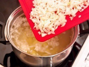 Сырный суп. Вам потребуется:500 г куриного филе400 г плавленого сыра150 г риса400 г картофеля150 г ... - 6