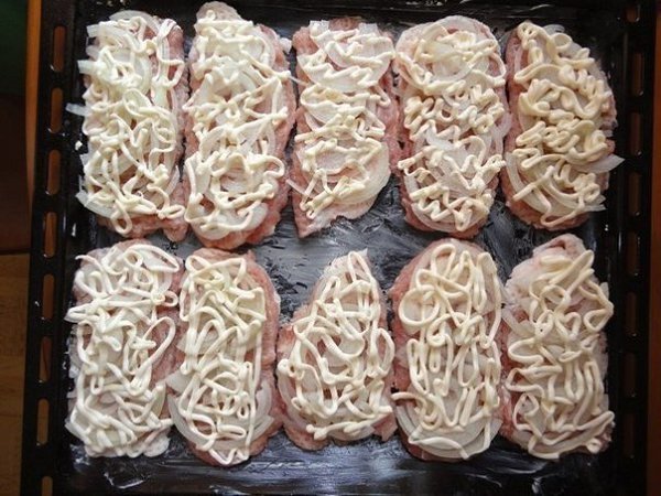 МЯСО ПО-ФРАНЦУЗСКИ.Ингредиенты: мясо – 500 гр. (я беру свиную вырезку – аккуратненький кусочек) лук ... - 3