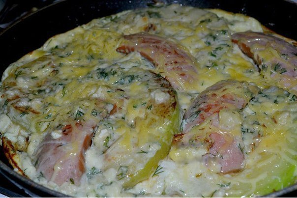 ОМЛЕТ КАБАЧКОВЫЙ.На сковороде обжариваем кабачок и вкусные сардельки.Яйца 3шт. взбиваем в стакане ...