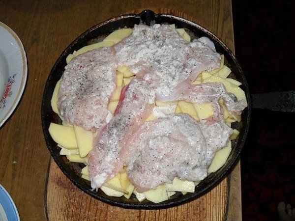 Картошка по-королевски.Ингредиенты:- 1 кг сырого картофеля- 1 большая луковица- 400 г куриного филе- ... - 2