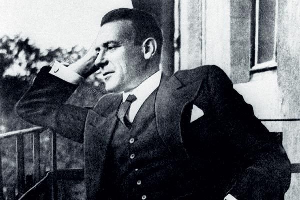 Целых лет двадцать человек занимается каким-нибудь делом, например читает римское право, а на ...