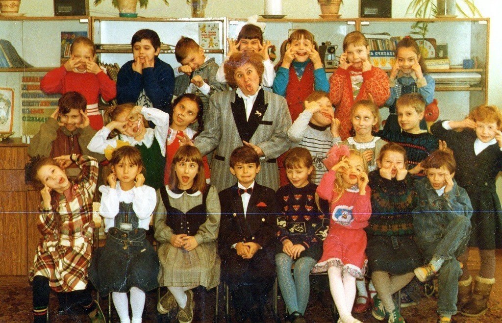 Одноклассники начальная школа. Школьники 90-х годов. Фотография класса в школе. Веселый класс. Смешные фото класса.