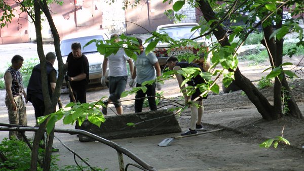 Сегодня во дворе дома по адресу ул. Некрасова, дом 22 часть жильцов произвела незаконный захват ...