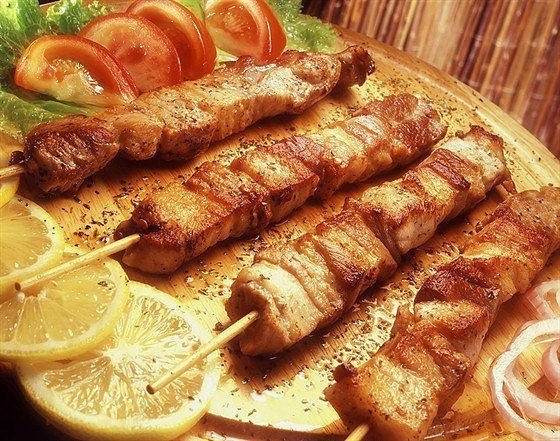 Шашлыки погречески.Ингредиенты:Филе баранины 1 кгМасло оливковое 3 столовые ложкиЦедра лимонная 2 ...