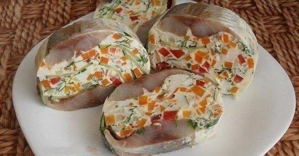 "Красивая и вкусная закуска из сельди" Ингредиенты: — селедка — огурец — красный перец — ...