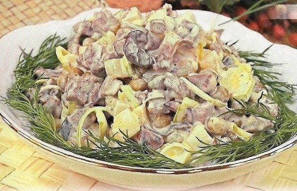 Салат мясной с грибами.Ингредиенты:Мясо — 100 гКартофель — 1 шт.Шампиньоны — 100 гЗеленый горошек ...