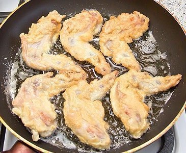 Крылышки в кляре.Ингредиенты:Куриные крылья - 6 шт.Мука - 50 гЯйца - 3 шт.Соль, перец - по ... - 5