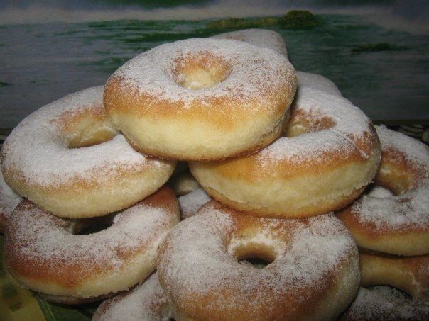 Пончики вкуснейшие. Ингредиенты: Молоко комнатной температуры — 125 мл Яйцо — 1 шт. Соль — 1/4 ч. л. ...