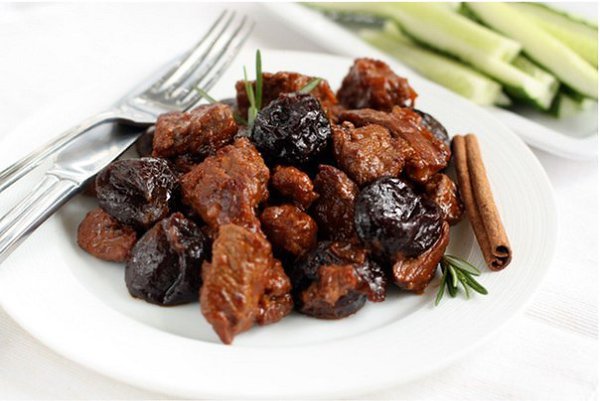 Мясо с черносливом.Ингредиенты:200-250г лука,1 крупная морковь,600г мякоти говядины,1 горсть ...