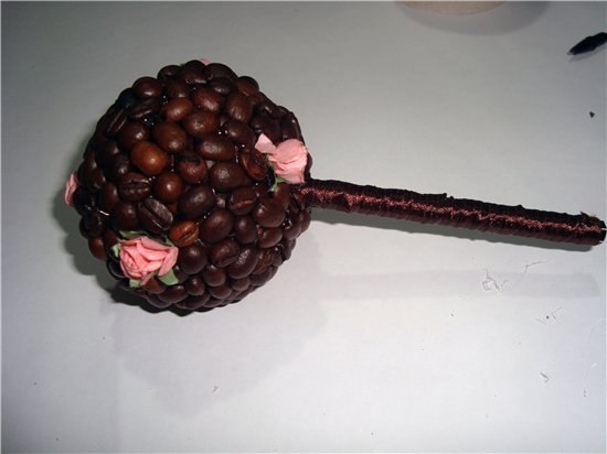 Кофейное дерево. Нам понадобится: 1) туалетная бумага; 2) кофе в зернах; 3) стаканчик от йогурта; 4) ... - 5