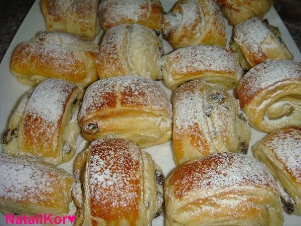 Слойки с творогом и изюмом. Тесто слоеное дрожжевое 500 гр(2 пласта)творог 9 % 400 грсахарная пудра ...