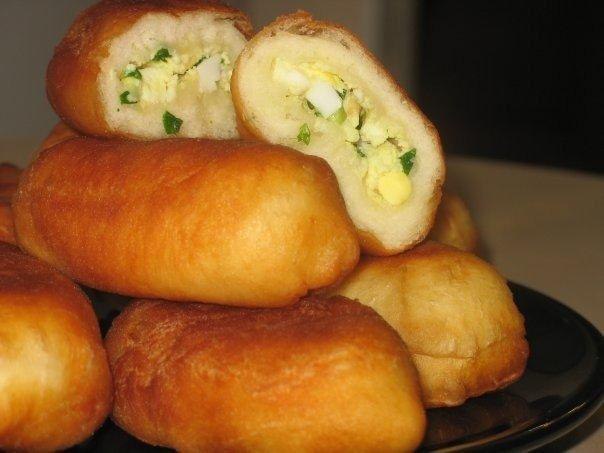Жареные пирожки с зеленым луком и яйцом.ИнгредиентыМука пшеничная 1 кг;Молоко 500 мл;Яйца куриные 7 ...