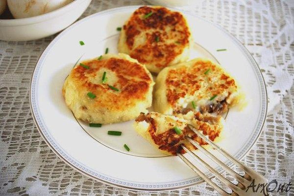 Картофельные зразы с грибами! Румяная корочка этих нежных картофельных котлет с грибной начинкой не ...
